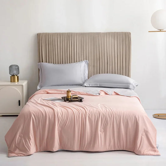 Couverture lestée rose douce sur lit double, parfaite pour un confort cocooning