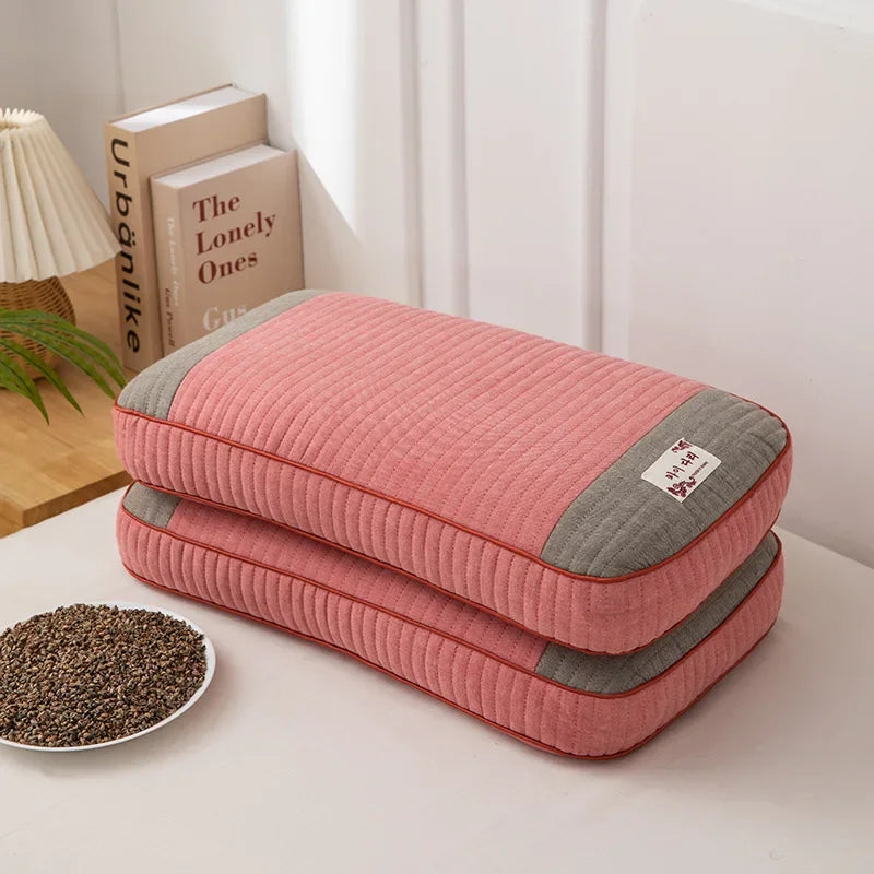 Oreiller memoire de forme rose empile pour un soutien confortable de la nuque