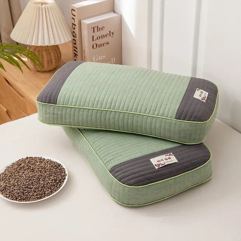 Oreiller memoire de forme vert empile avec design naturel pour soulager la nuque